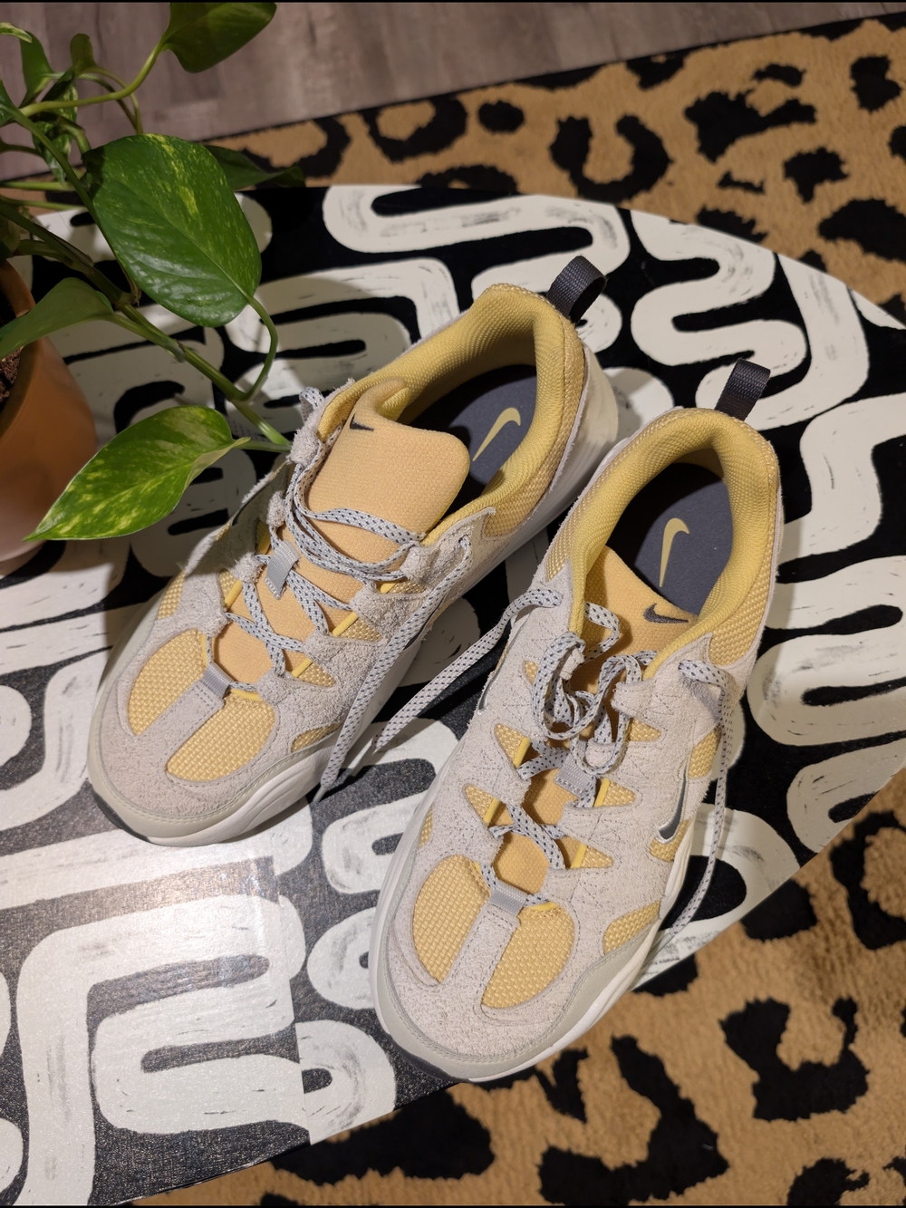 Nike Men's Yellow and Cream Athletic Sneakers